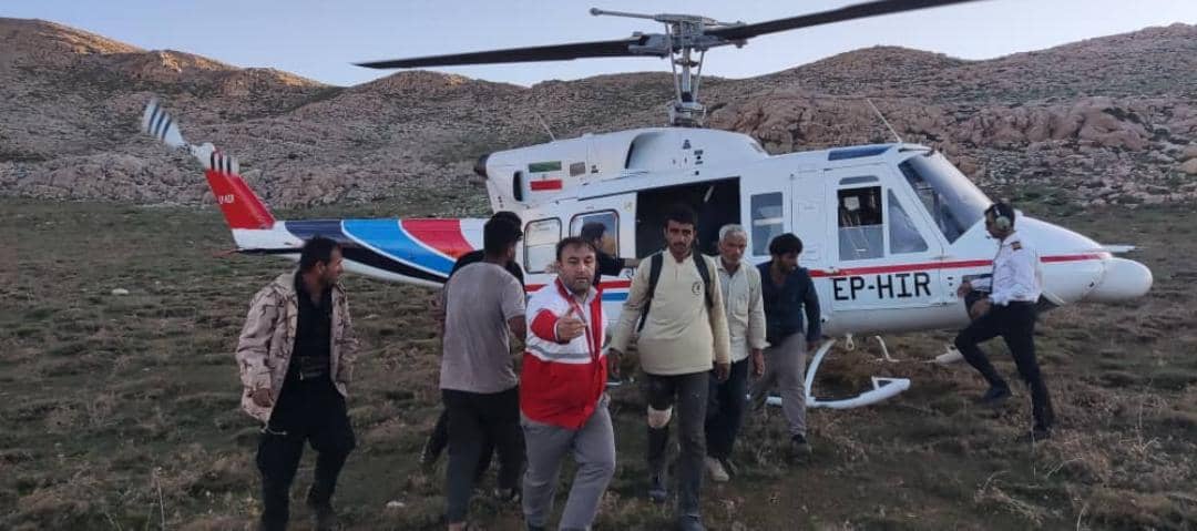 غرش بالگرد فوریتهای پزشکی بر فراز کوهستان منگشت و نجات جان مادر ۴۸ ساله عشایری غرش بالگرد فوریتهای پزشکی بر فراز کوهستان منگشت و نجات جان مادر ۴۸ ساله عشایری